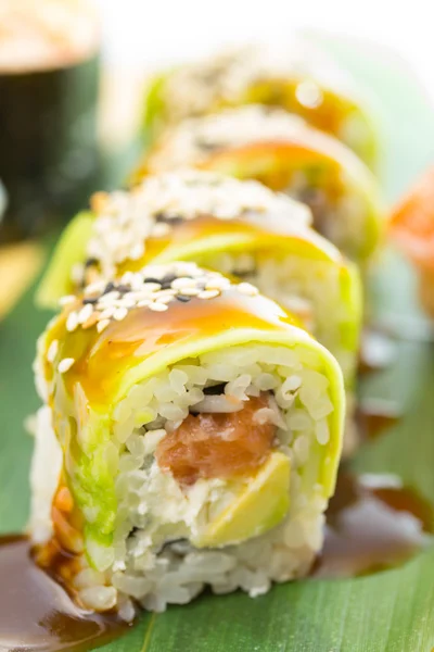 Sushi roll met avocado — Stockfoto