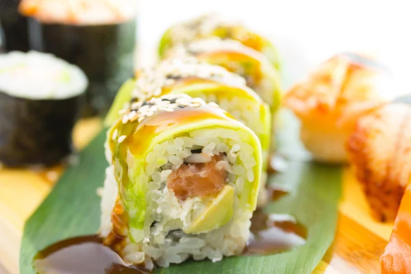 Sushi roll met avocado — Stockfoto