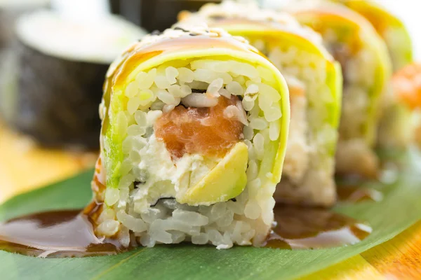 Rotolo di sushi con avocado — Foto Stock