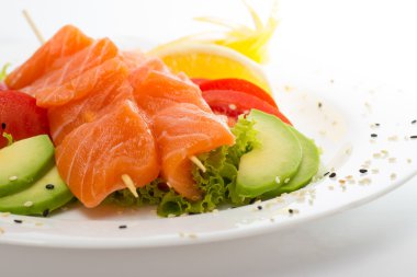 sebze sopalarla üzerinde Çiğ somon fileto
