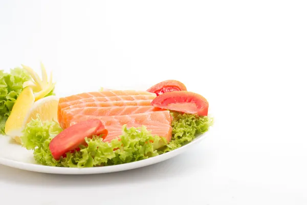 Filete de salmón crudo en palitos con verduras — Foto de Stock