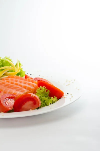 Filé de salmão cru em paus com verduras — Fotografia de Stock