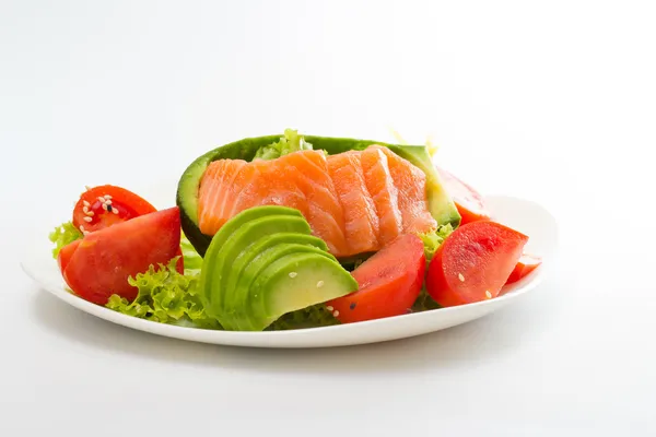 Filet de saumon cru sur bâtonnets de légumes — Photo