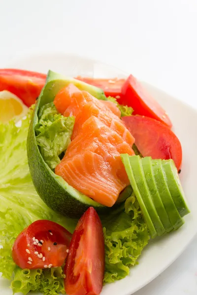 Filet de saumon cru sur bâtonnets de légumes — Photo