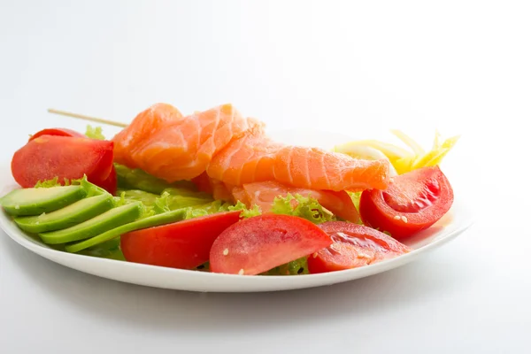 Ruwe zalmfilet op stokken met groenten — Stockfoto