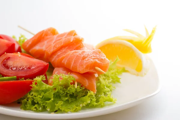 Filete de salmón crudo en palitos con verduras — Foto de Stock