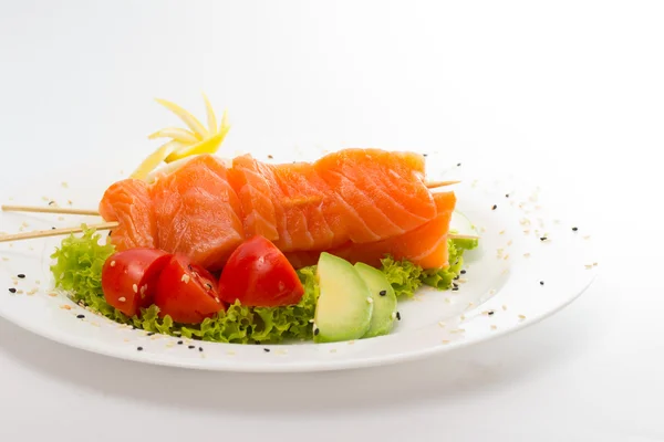 Filete de salmón crudo en palitos con verduras —  Fotos de Stock