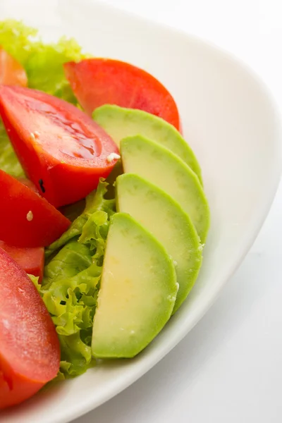 Rauwe groenten. avocado, tomaat, salade. — Stockfoto