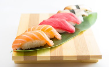 somon ve ton balıklı sushi nigiri
