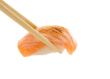Beyaz arka plan üzerinde izole somon suşi nigiri