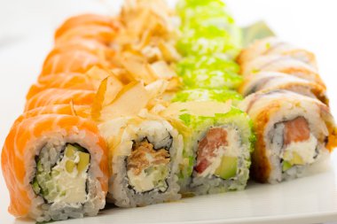 Suşi beyaz tabakta yuvarlanıyor.