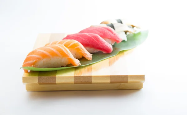 Somon ve ton balıklı sushi nigiri — Stok fotoğraf