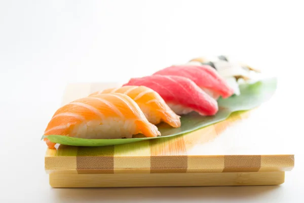 Sushi nigiri di salmone e tonno — Foto Stock
