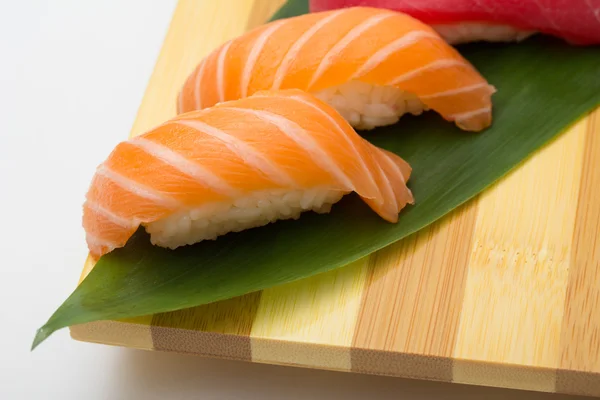 Sushi nigiri di salmone e tonno — Foto Stock