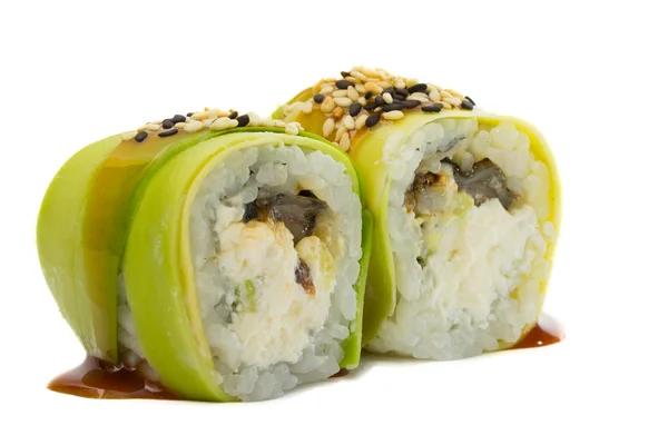 Ρολό σούσι με αβοκάντο απομονωθεί σε λευκό φόντο — Φωτογραφία Αρχείου