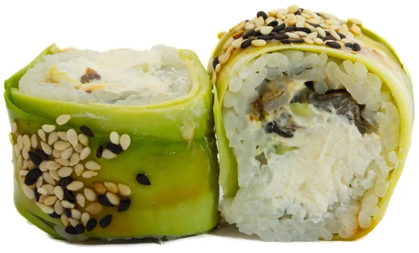 Rolă de sushi cu avocado izolat pe fundal alb — Fotografie, imagine de stoc