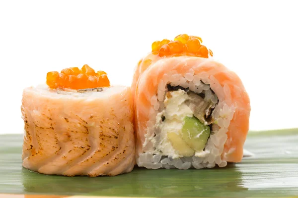 Zalm sushi rolt geïsoleerd op witte achtergrond — Stockfoto