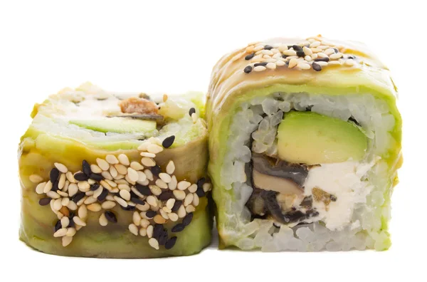 Rollo de sushi con aguacate aislado sobre fondo blanco — Foto de Stock