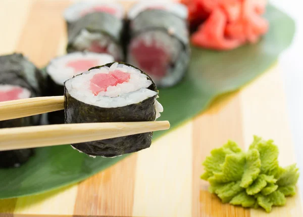 Tuna suşi roll — Stok fotoğraf