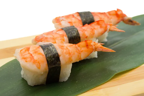 Camarones sushi nigiri en plato de madera —  Fotos de Stock