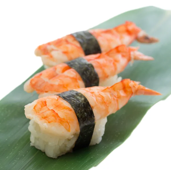 Camarones sushi nigiri en plato de madera —  Fotos de Stock