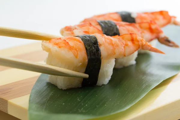 Sushi nigiri di gamberetti su piatto di legno — Foto Stock