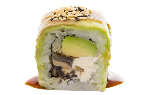 Rouleau de sushi avec avocat isolé sur fond blanc — Photo