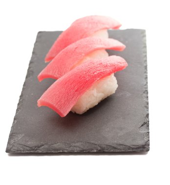 ton balıklı sushi nigiri izole