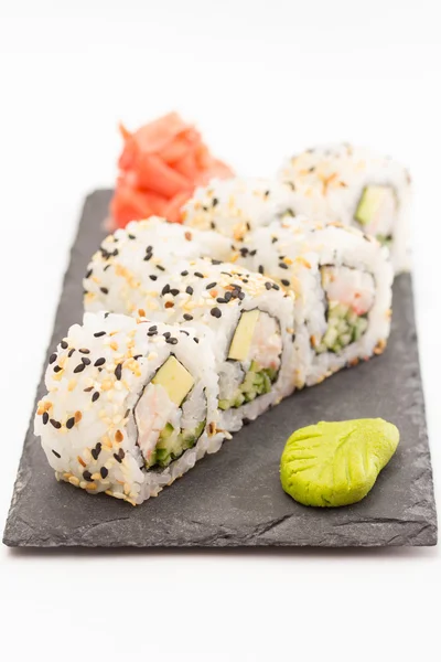 Rollo de sushi aislado sobre fondo blanco — Foto de Stock