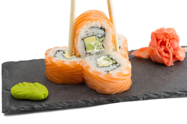 Rolo de sushi isolado no fundo branco — Fotografia de Stock