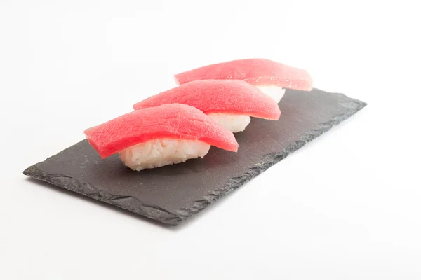 Nigiri sushi tuńczyka na białym tle — Zdjęcie stockowe