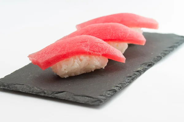 Ton balıklı sushi nigiri izole — Stok fotoğraf