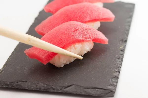 Ton balıklı sushi nigiri izole — Stok fotoğraf