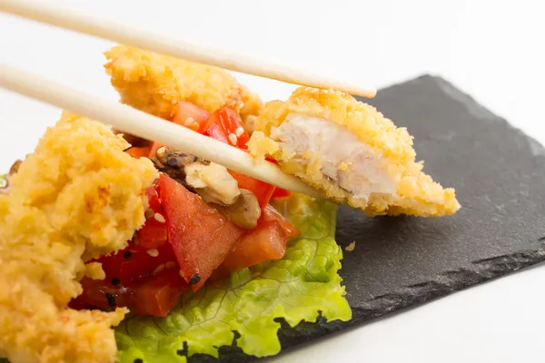 Filetto di pollo fritto con verdure isolate — Foto Stock