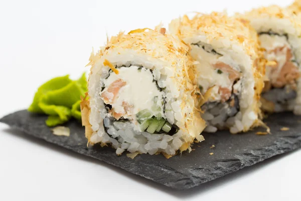 Rolo de sushi isolado no fundo branco — Fotografia de Stock