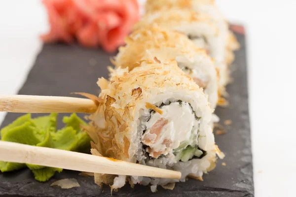 Rollo de sushi aislado sobre fondo blanco —  Fotos de Stock