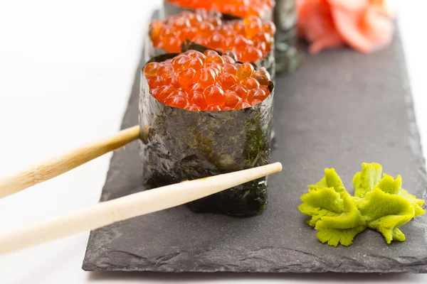 Gunkan sushi maki aislado sobre fondo blanco — Foto de Stock