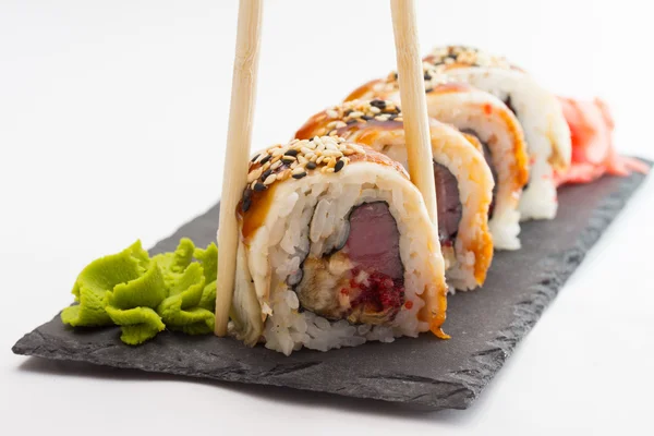 Rouleau de sushi isolé sur fond blanc — Photo