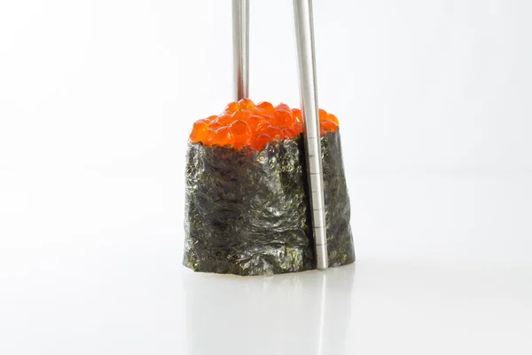 Gunkan Maki com caviar vermelho — Fotografia de Stock