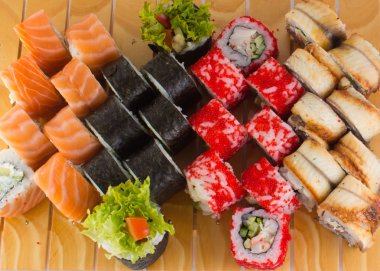 Beyaz arka plan üzerinde izole bir plaka üzerinde suşi roll