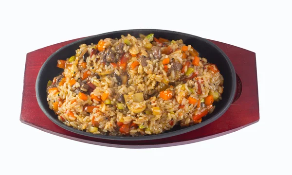 : Японская кухня - Жареный рис с овощами и куриным фоном — стоковое фото