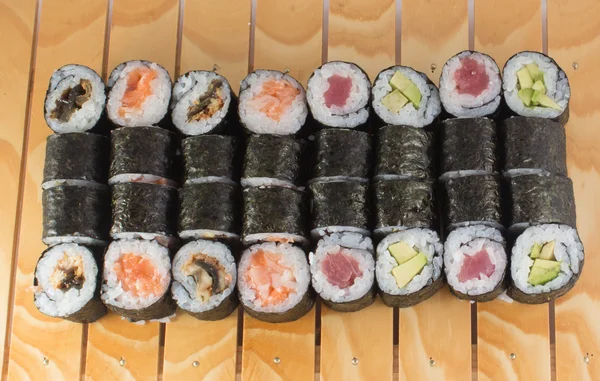 Rolo de sushi em uma placa isolada no fundo branco — Fotografia de Stock