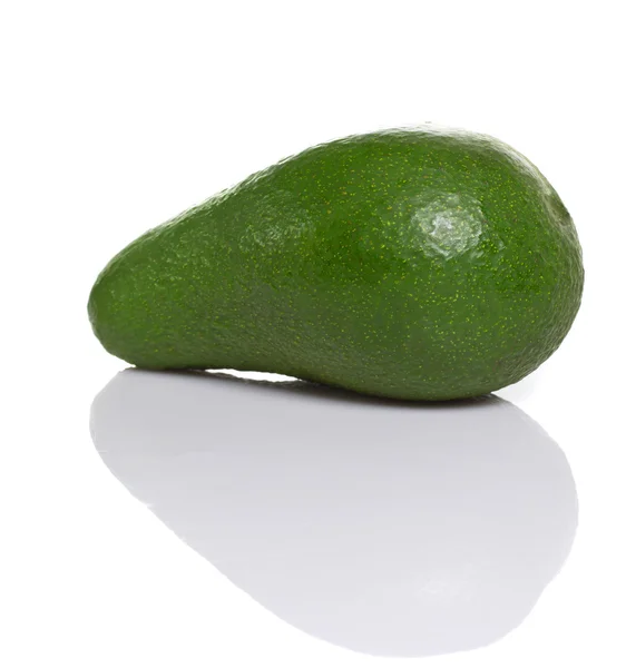 Čerstvé zelené avokádo. izolované na bílém pozadí. — Stock fotografie