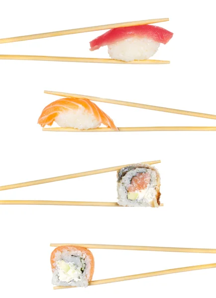 Sushi-Rolle und Nigiri in Essstäbchen isoliert auf weißem Hintergrund — Stockfoto