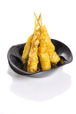 Münir karides tempura beyaz zemin üzerine izole içinde