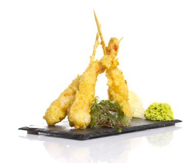 Münir karides tempura beyaz zemin üzerine izole içinde