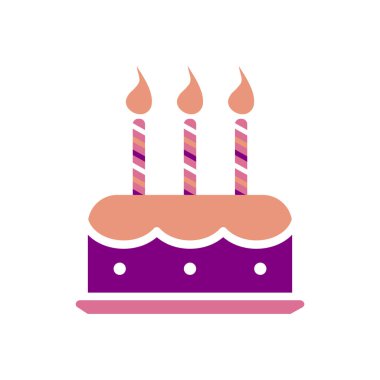 Beyaz arka planda mumlarla izole edilmiş doğum günü pastası. Şirin desenli tatlı, üç renk mor, pembe ve mercan.. 