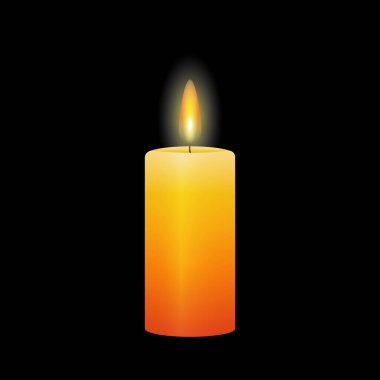 Siyah arka planda ateş alevi olan kırmızı sarı mum. Fitilde yangın var. Bir dakikalık sessizlik. Trajik bir olay. Kurbanların anılarını onurlandırmak için. 