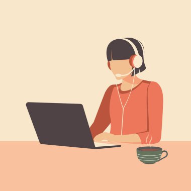Müşteri hizmetleri ve çağrı merkezi konsepti. Masada kulaklığı ve mikrofonu olan bir kadın dizüstü bilgisayara bakıyor. Düz stilde moda illüstrasyon. 