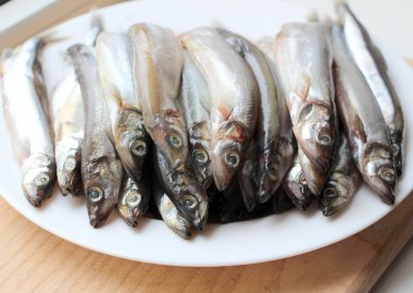 Aperatifleri hazırlamak için taze capelin balığı. Erimiş balıkların deniz vatozu..